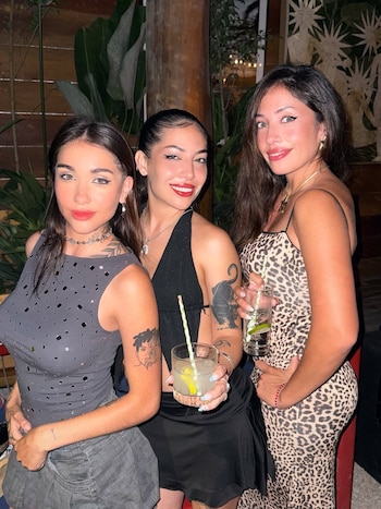 María Becerra junto a sus