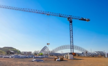 La Secretaría de Prensa de la Presidencia indicó esta semana que continúan los trabajos en la estructura de la terminal de pasajeros y que la obra destaca por su “impresionante y llamativo diseño”.
