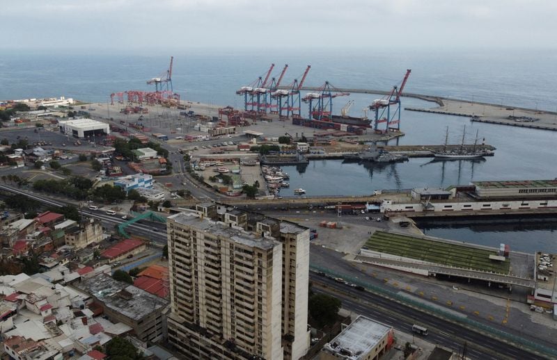 FOTO DE ARCHIVO: Vista con dron del puerto Bolivariana de Puertos La Guaira en La Guaira, Venezuela. 17 de abril de 2024. REUTERS/Leonardo Fernandez Viloria/Archivo