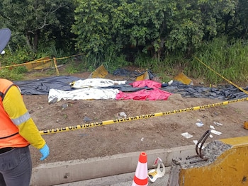 Accidente vehicular en Los Chorros donde un camión pesado impactó a un bus y dejó fallecidos.