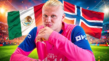 Primer plano de Erling Haaland con camisa rosa y azul, sujetando comida, con banderas de México y Noruega y un estadio de fondo.