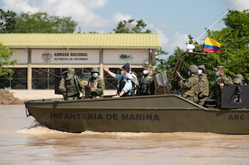 Diego Molano inspeccionando los esquemas