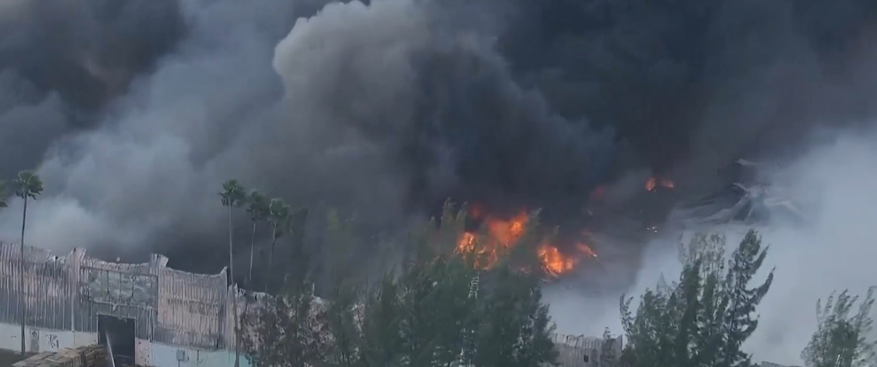 En cinco años se registraron al menos cinco incendios de gran magnitud vinculados a la quema de coches viejos en Opa-locka