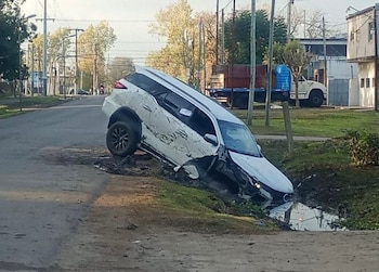La camioneta robada en La Plata terminó en una zanja