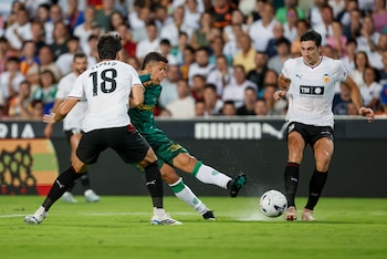VALENCIA, 25/08/2026.- El centrocampista colombiano del Real Betis Nelson Deossa (c) dispara ante Pepelu (i), del Valencia CF, durante el partido de la primera jornada de LaLiga que Valencia CF y Real Betis disputan este martes en Mestalla-crédito Manuel Bruque/EFE