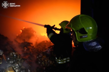 Bomberos sofocando el incendio en la región de Odesa (Servicio Estatal de Emergencias de Ucrania)