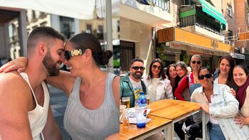 Anabel Pantoja junto a sus