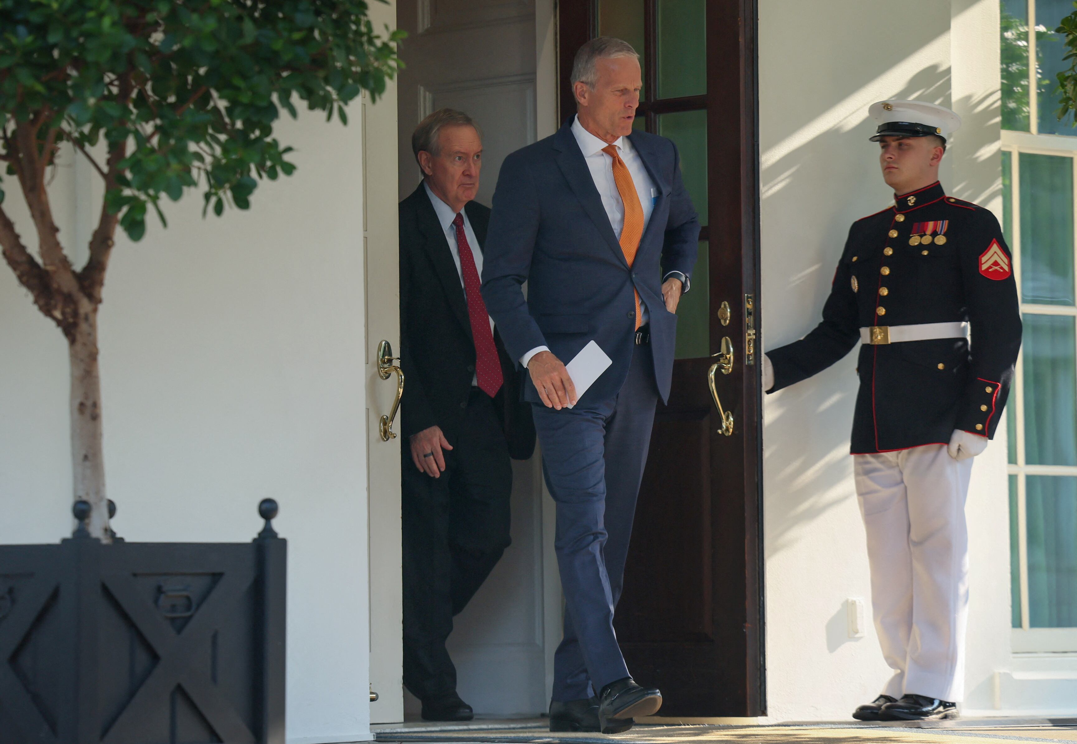John Thune y el senador estadounidense Mike Crapo tras una reunión con el presidente de Estados Unidos, Donald Trump, sobre su amplio proyecto de ley de recorte de impuestos y gastos en la Casa Blanca en Washington, Estados Unidos, 4 de junio de 2025. (REUTERS/Leah Millis)