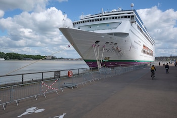 El crucero Ambition mientras permanecía atracado en Burdeos. (Guillaume Pinon/EFE/EPA)