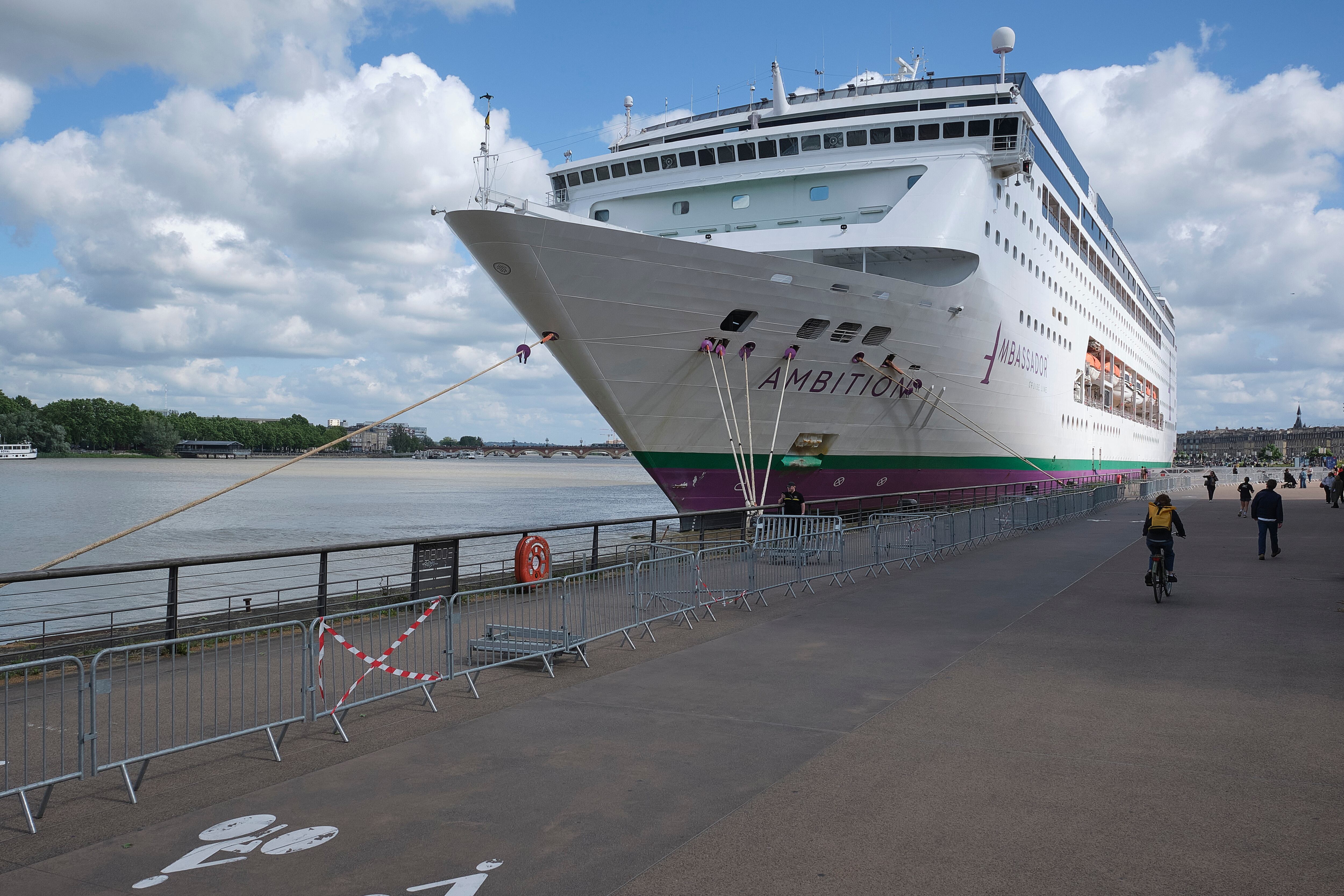 El crucero Ambition mientras permanecía atracado en Burdeos. (Guillaume Pinon/EFE/EPA)