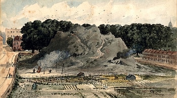 Pintura en acuarela de un gran montículo de tierra gris con sendas, humo, figuras humanas, edificaciones, huertas, árboles y cielo con nubes y aves.