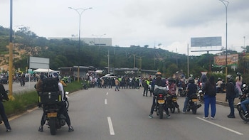 Diez millones de huevos y 1.500 toneladas de carne de pollo permanecen represados, impidiendo su entrega a los consumidores en varias regiones colombianas - crédito Defensoría del Pueblo/X