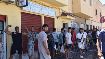 El Gobierno transfiere casi 6,5 millones de euros a Ceuta para "reforzar" la atención a migrantes
