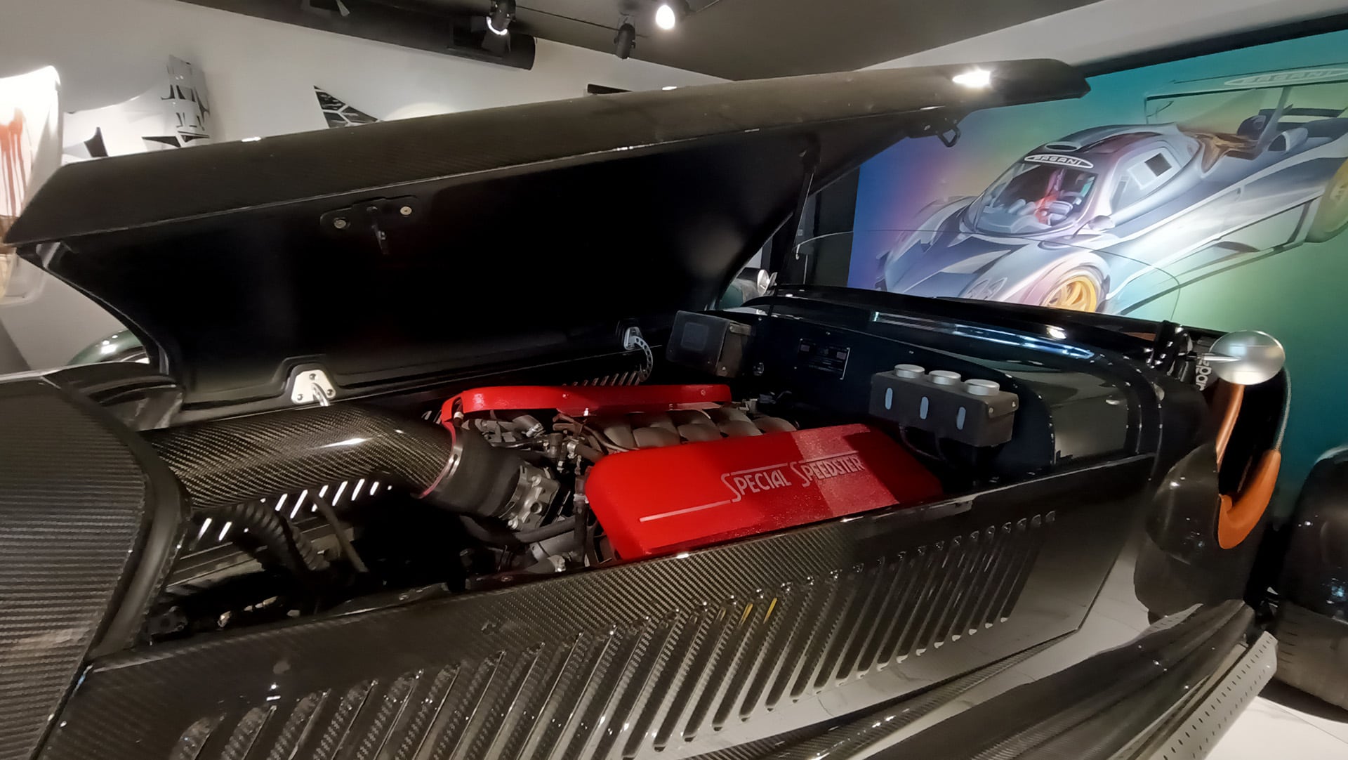 El auto tiene detalles de terminación con altos estándares internacionales. Está completamente construido en fibra de carbono