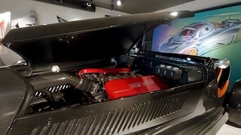 El auto tiene detalles de