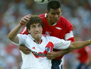 Cáceres marca a un joven