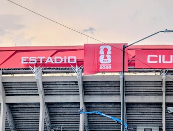 El Estadio Ciudad de México estrena nueva imagen exterior dominada por el logo de la FIFA y la identidad del Mundial 2026. (Crédito especial: X/ @MXESTADIOS)