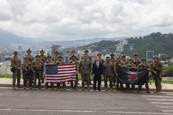 Soldados norteamericanos sostienen la bandera de EEUU con la ciudad de Caracas de fondo (X)