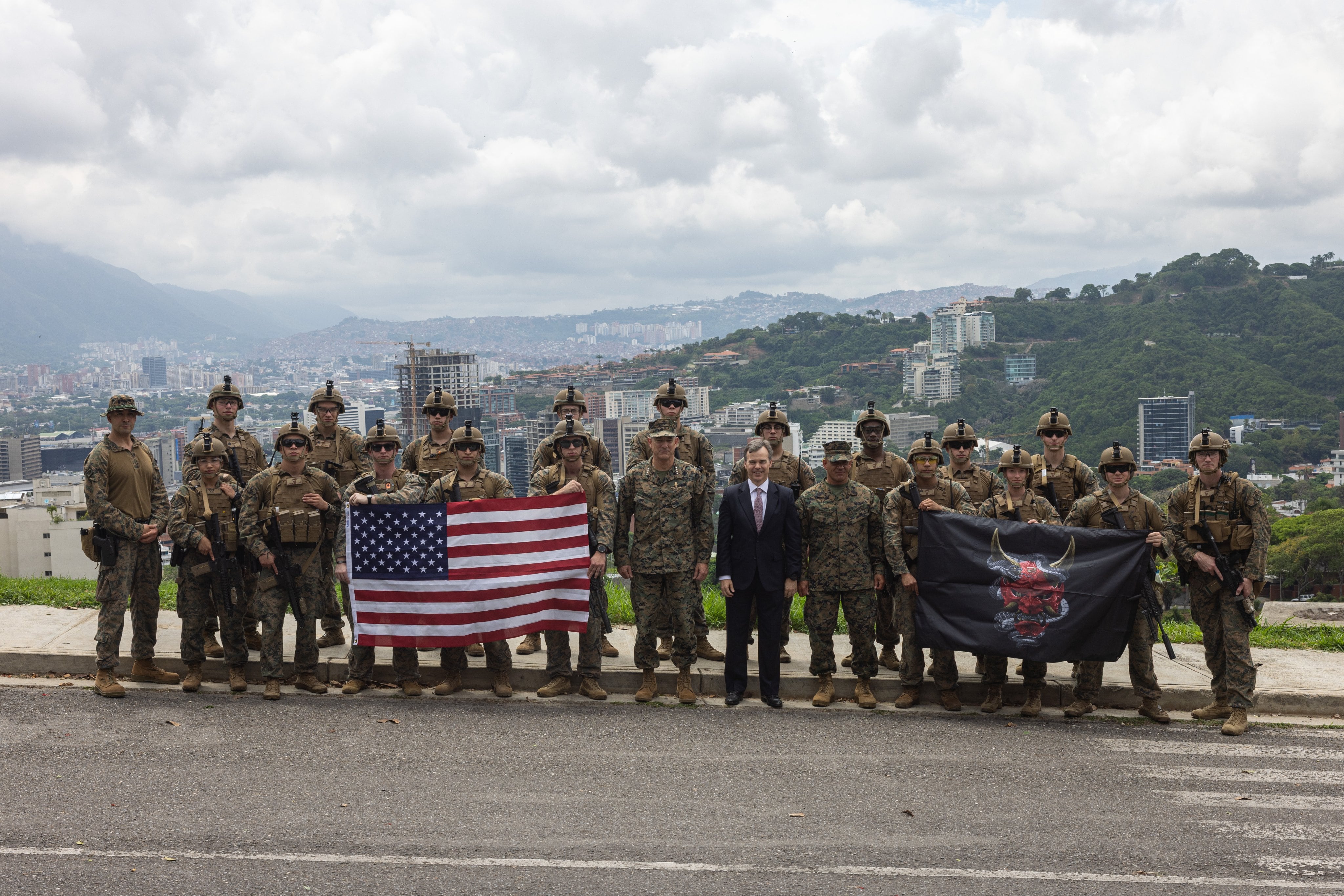 Soldados norteamericanos sostienen la bandera de EEUU con la ciudad de Caracas de fondo (X)