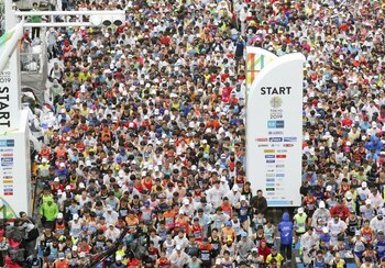 Corredores al comienzo del Maratón