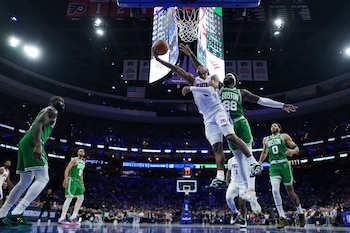 Tyrese Maxey de los 76ers de Filadelfia salta para anotar frente a Neemias Queta de los Celtics de Boston en el juego 6 de la primera ronda de los playoffs el jueves 30 de abril del 2026. (AP Foto/Matt Slocum)