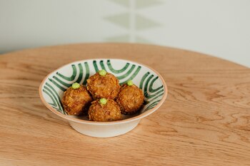 Croquetas de pollo y salsa