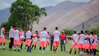 Pedro Sandoval encabezando un entrenamiento