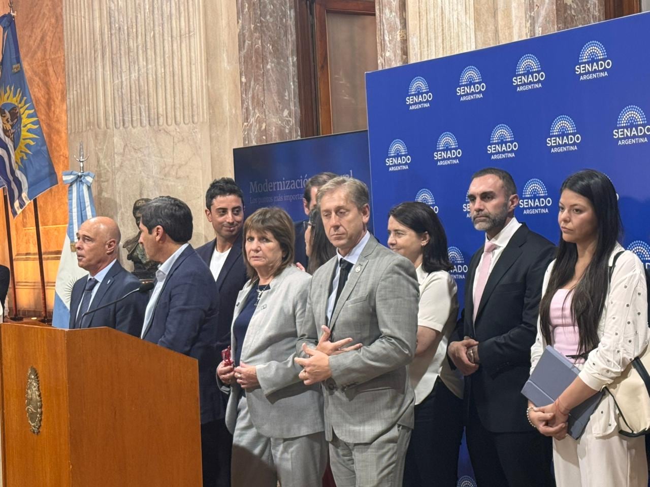 La jefa oficialista en la Cámara alta, Patricia Bullrich, junto a sus pares dialoguistas y otros senadores libertarios