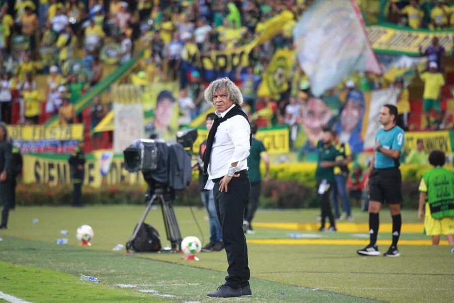 Tras la derrota ante Once Caldas en el estadio Deportivo Cali, Alberto Gamero dejó de ser el técnico tras sumar su cuarta derrota en el campeonato colombiano -crédito Jaime Moreno/Colprensa