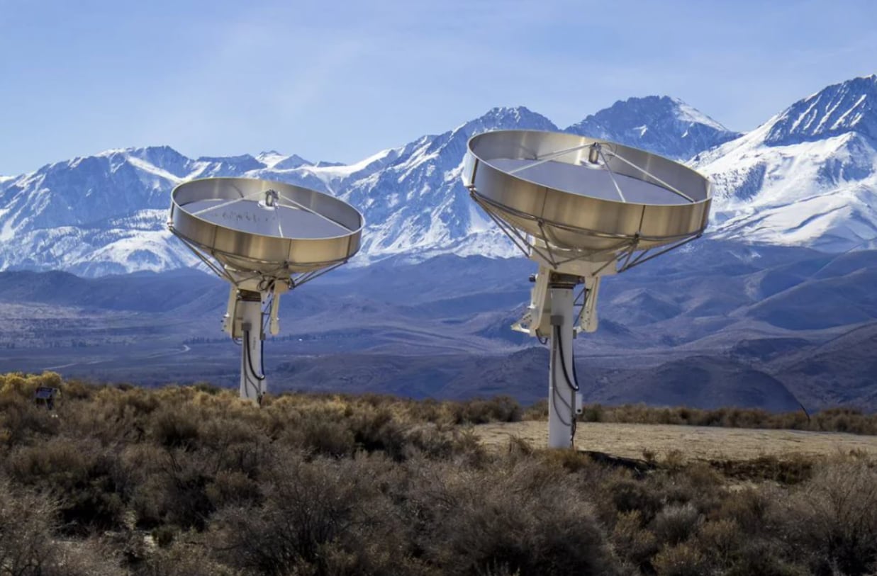 El proyecto busca expandir los límites del conocimiento astronómico al captar señales que permanecían invisibles para la tecnología previa (Katie Jameson/Caltech/DSA Project)