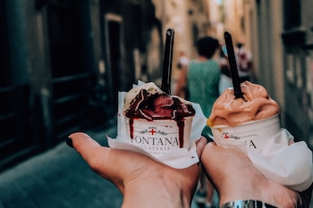 Dos tarrinas de helado en las calles de Italia (Pexels)