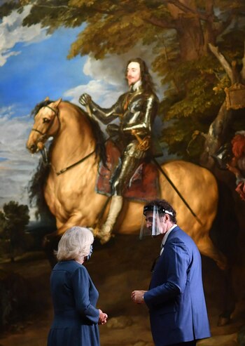 Camilla junto al director de