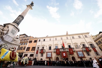 Francisco djeó a los pies