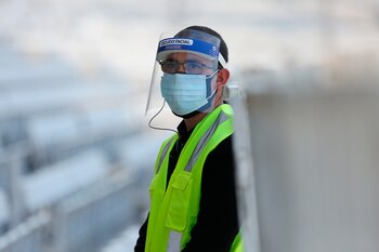 Personal de seguridad usa máscara