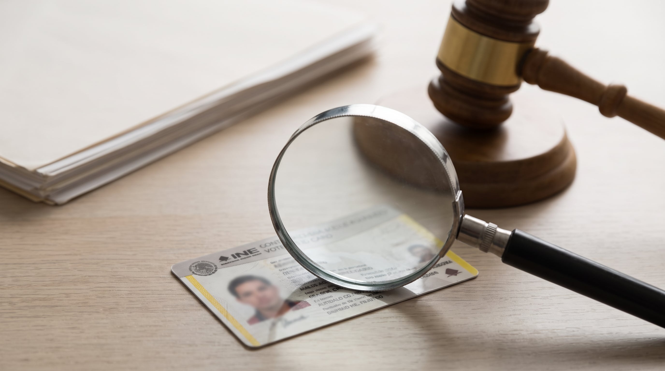 Una credencial para votar del INE utilizada sin autorización puede dar lugar a investigaciones por presuntos delitos como suplantación de identidad, uso indebido de datos personales, fraude o ilícitos electorales, dependiendo de las circunstancias de cada caso