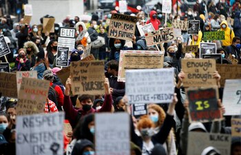 Miles de personas salieron a las calles en Londres (REUTERS/Henry Nicholls)