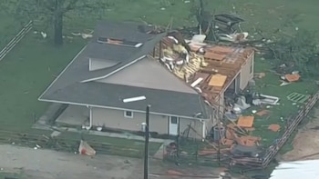 Un intenso tornado causó al menos 2 víctimas fatales y decenas de viviendas destruidas en el norte de Texas