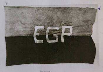 Una bandera negra y roja