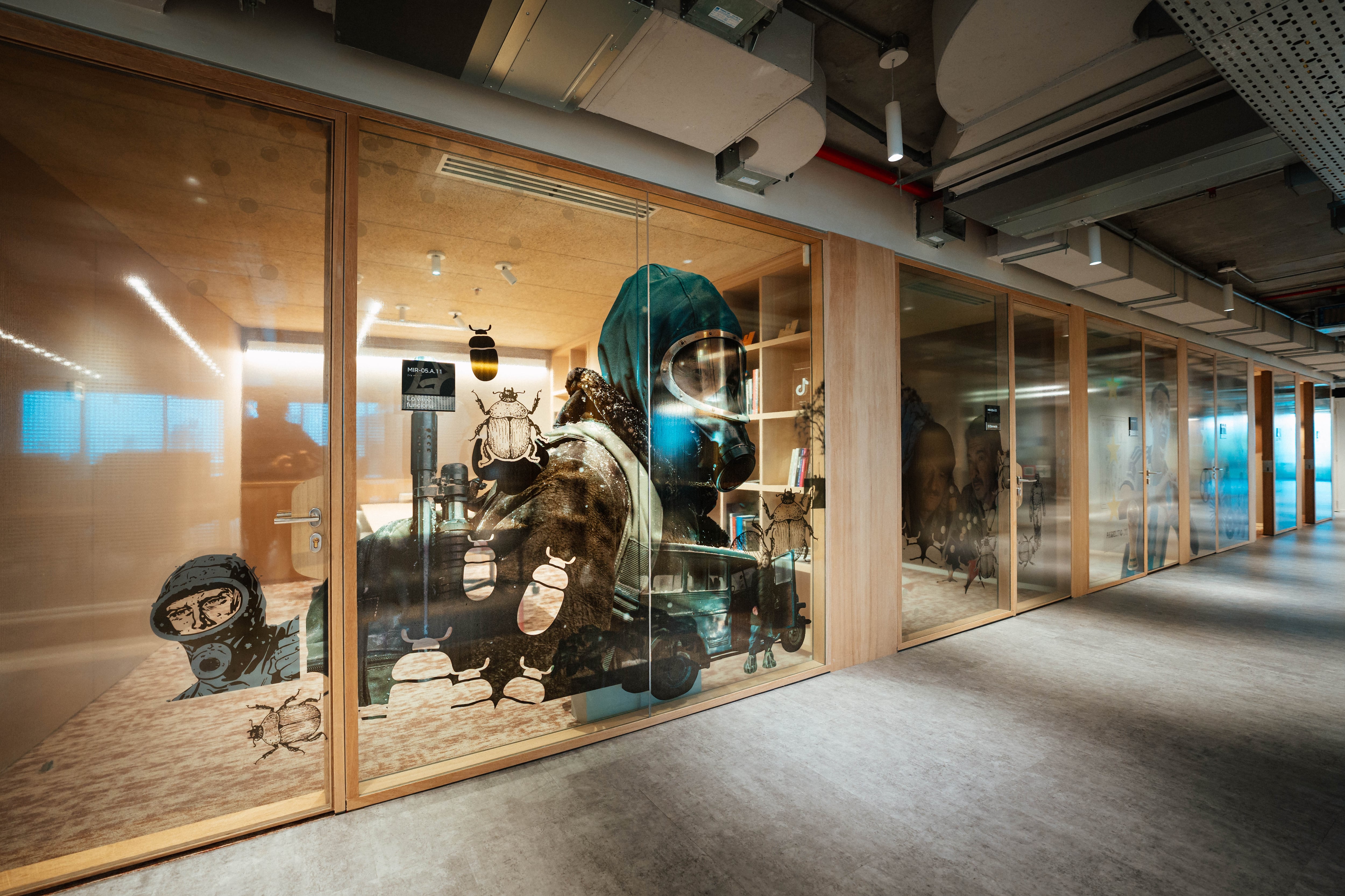 Un vidrio ploteado con imágenes de El Eternauta.