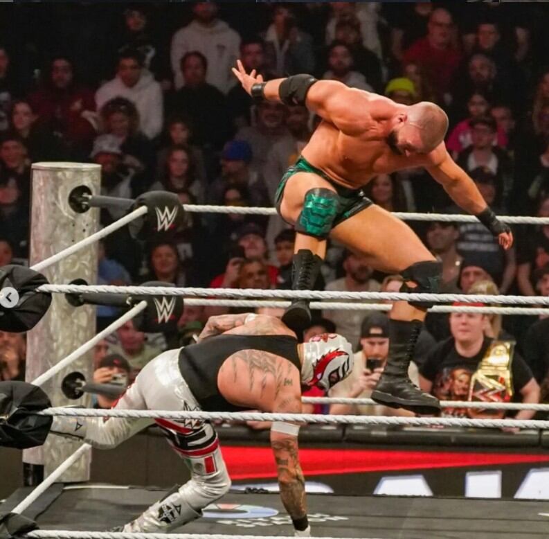 El momento de la fuerte patada de Austin Theory a Rey Mysterio.