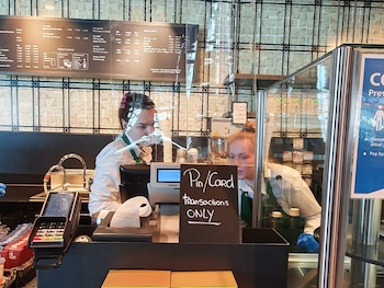 Un velo plástico separa a