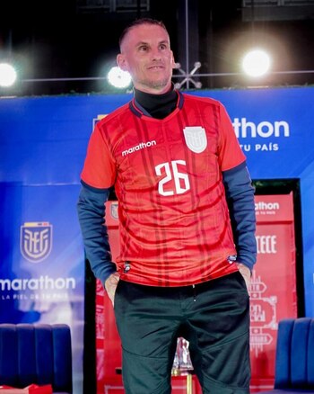 Sebastián Beccacece con la casaca alternativa de la selección de Ecuador (fefecuador)