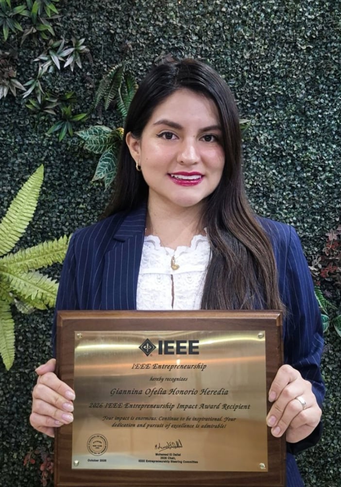 La ingeniera peruana Giannina Honorio Heredia, fundadora de INCLUEDU, sostiene una placa de reconocimiento otorgada por IEEE Entrepreneurship. (Foto: INCLUEDU)