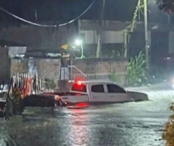 Las lluvias provocaron el desbordamiento de una quebrada e inundaciones en carreteras de San Rafael Cedros, Cuscatlán Norte. (Foto cortesía redes sociales)