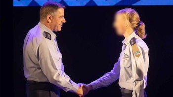 El general Amikam Norkin felicita