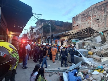 El colapso de la estructura provocó la caída de escombros sobre la vía pública y afectó a vehículos estacionados en el sector - crédito @DefensaCivilCo/X