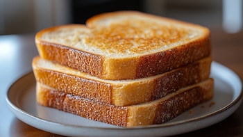 Yogurt griego y otros alimentos para acompañar el pan tostado y tener un desayuno saludable