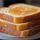 Yogurt griego y otros alimentos para acompañar el pan tostado y tener un desayuno saludable
