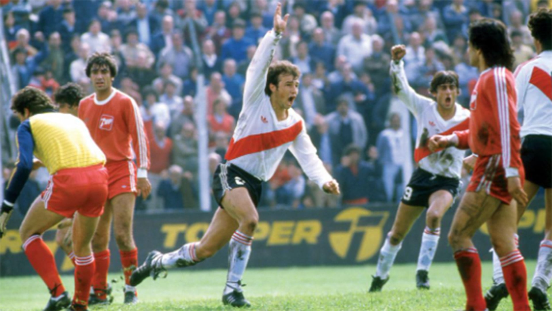 Cacho Borelli festejando un gol en River. Por detrás aparece Enzo Francescoli (Foto El Gráfico)
