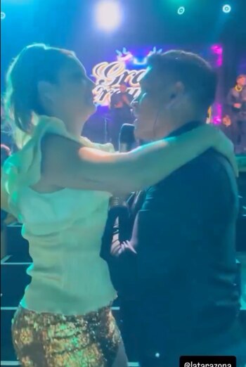 Entre música y miradas cómplices,